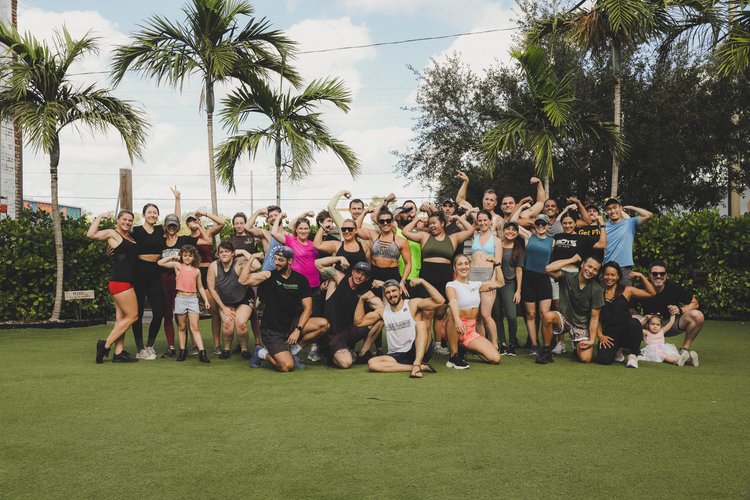 group photo of gym members after a large outdoor workout